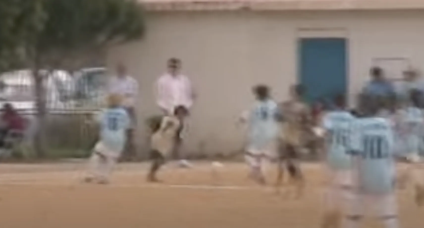 Brahim rodeado de rivales cuando era un niño