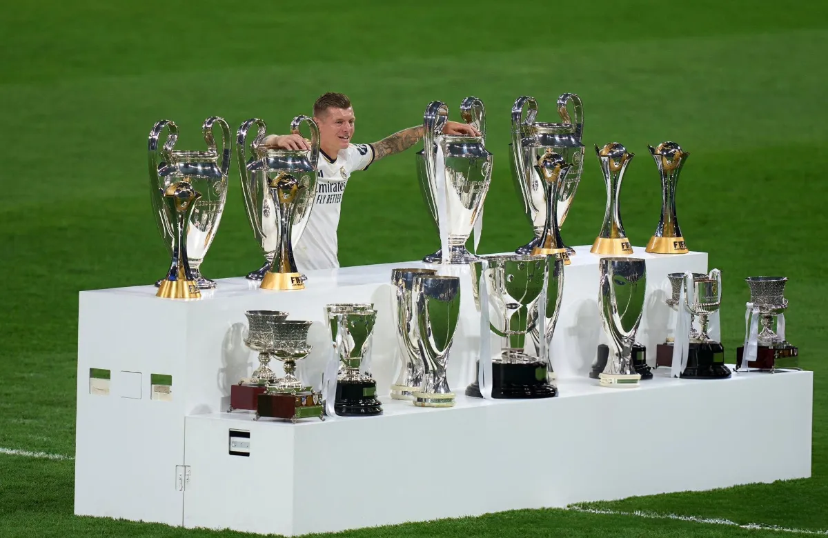 Kroos posa con todos los títulos logrados en el Madrid.