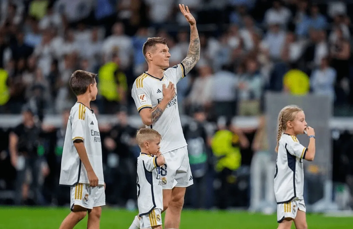 Toni Kroos y sus hijos sobre el césped del Santiago Bernabéu