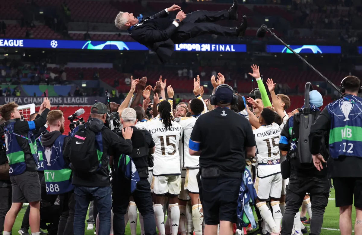 Los jugadores mantean a Ancelotti