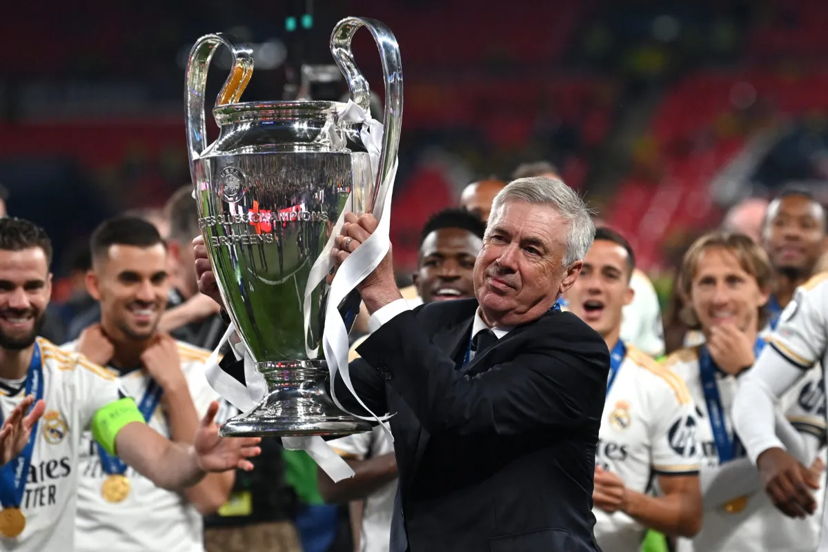 Carlo Ancelotti, celebrando la Champions ganada en Wembley.