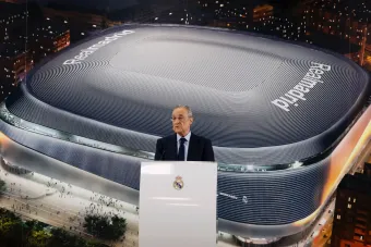Florentino Pérez, con una maqueta del nuevo Santiago Bernabéu detrás.
