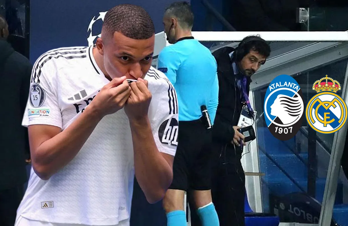 Mbappé y árbitro mirando el VAR