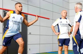 Kylian Mbappé, Antonio Pintus y Carlo Ancelotti.