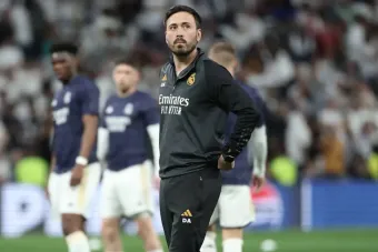 Davide Ancelotti, con algunos jugadores, al fondo, del Madrid.