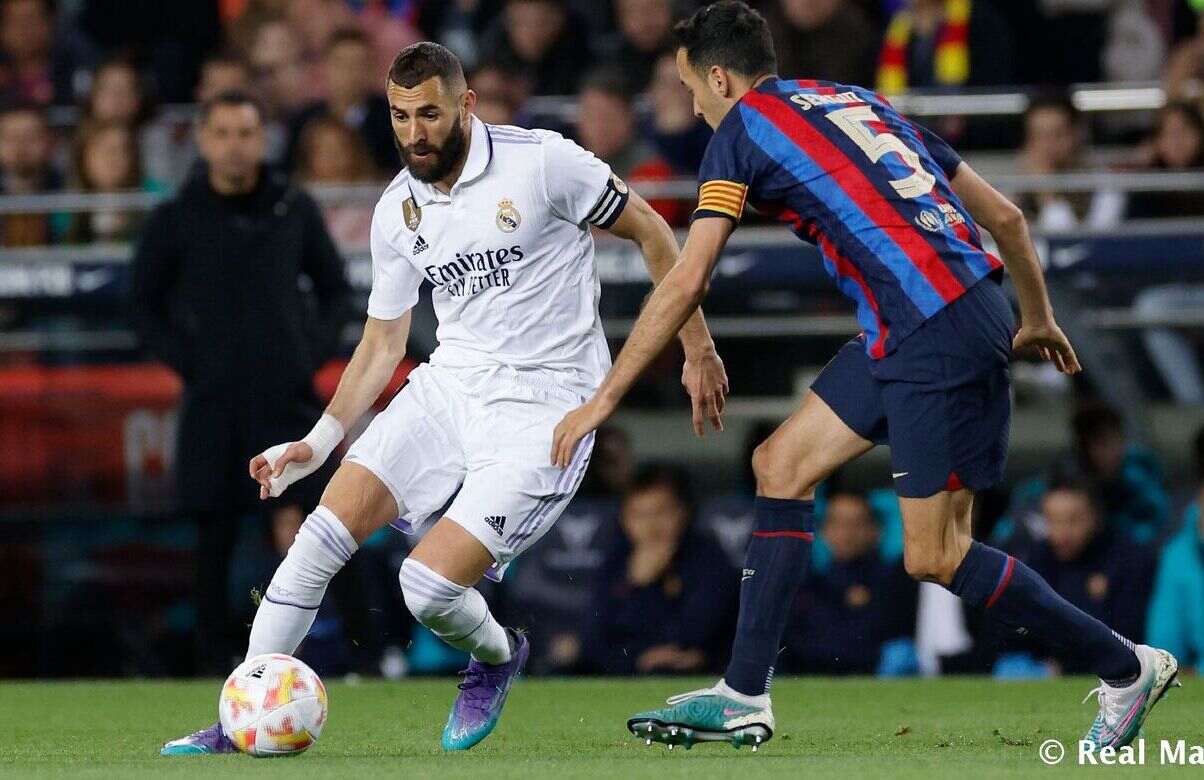 Benzema ante el Barcelona