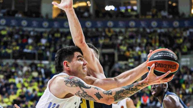 Deck en una acción hacia canasta Deck en una acción hacia canasta