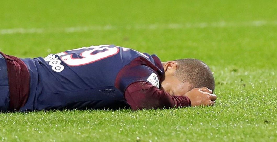 Mbappé se duele en el suelo tras recibir el golpe