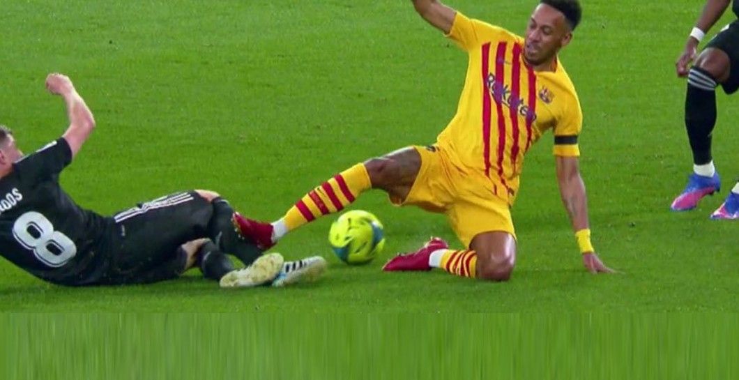 Entrada de Aubameyang sobre Kroos Entrada de Aubameyang sobre Kroos