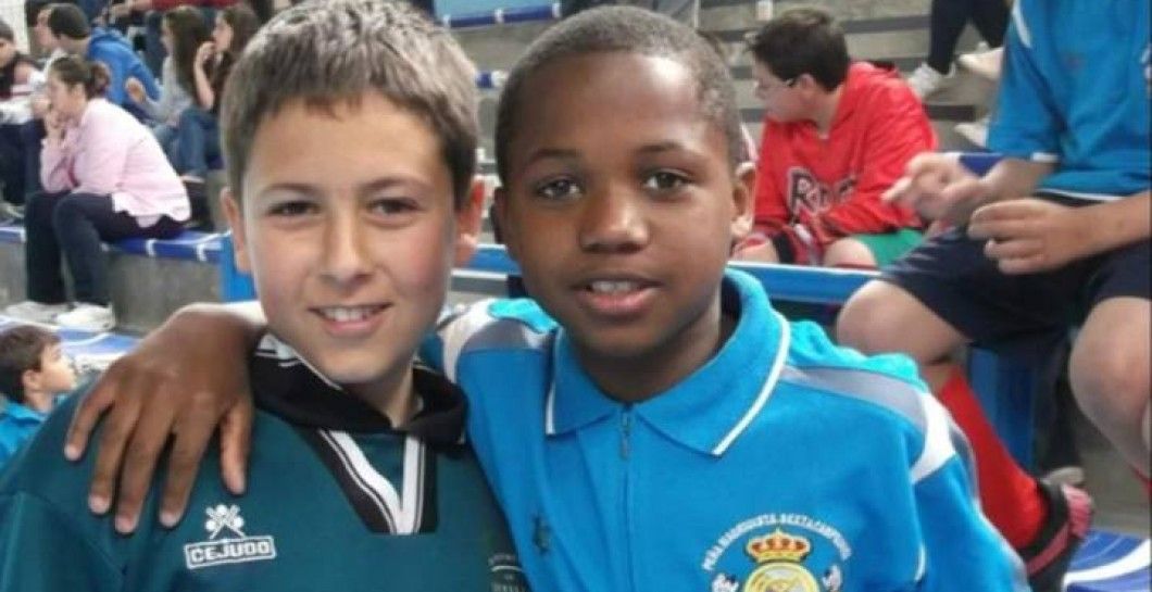 Ansu Fati con un polo del Real Madrid