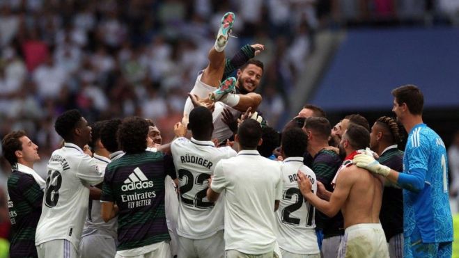 Hazard manteado por jugadores del Real Madrid Hazard manteado por jugadores del Real Madrid