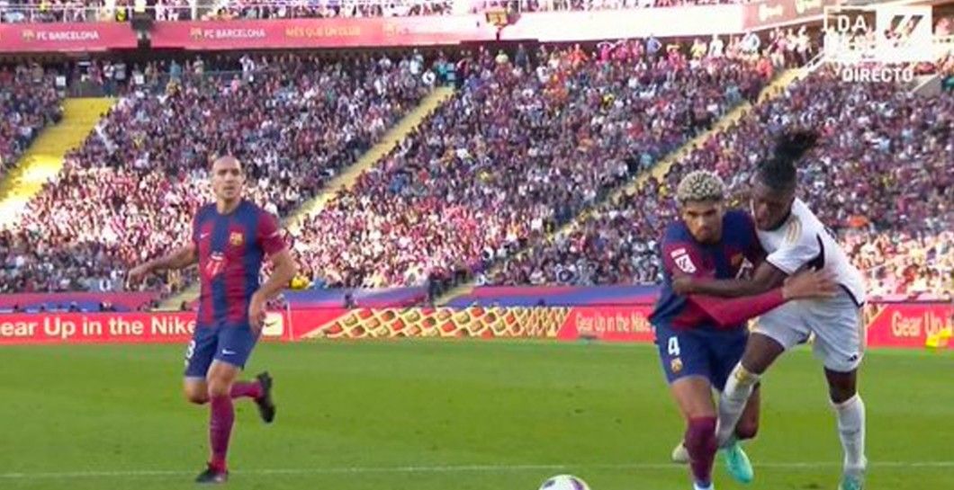 Penalti de Araújo a Camavinga Penalti de Araújo a Camavinga