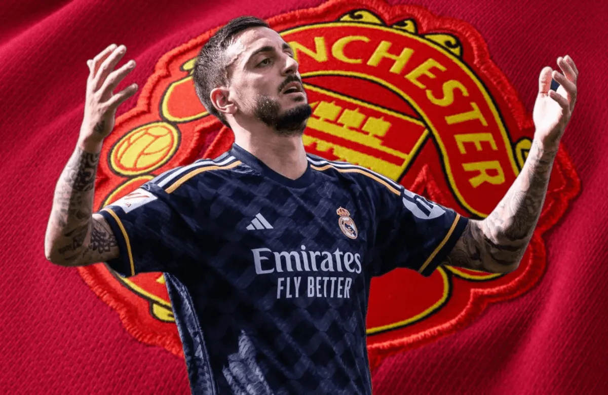 Joselu y escudo del Manchester United
