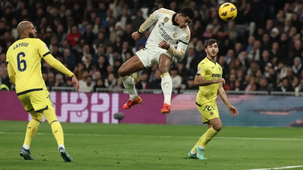 Jude Bellingham, en un cabezazo previo a un gol contra el Villarreal, en el Bernabéu.