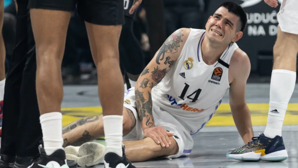 Deck, en el suelo, se queja de su lesión.