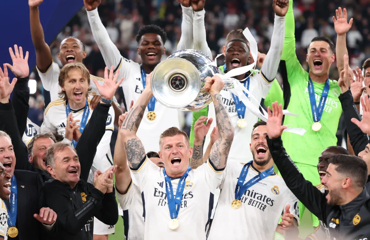 Toni Kroos levanta la 15 Champions del Real Madrid
