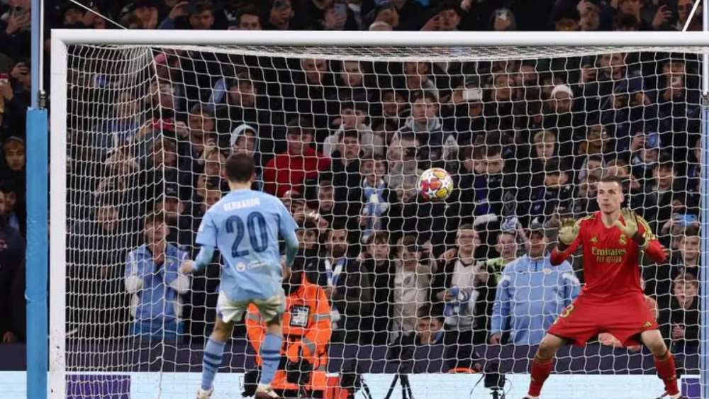 Lunin detiene el penalti a Silva, este miércoles en el Etihad. Lunin detiene el penalti a Silva, este miércoles en el Etihad.