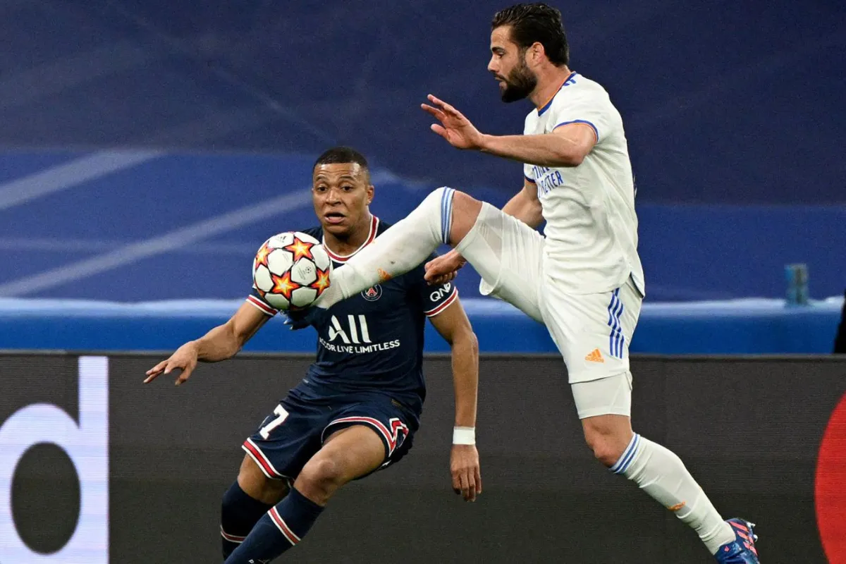 Nacho Fernández y Kylian Mbappé, durante un Real Madrid-PSG.