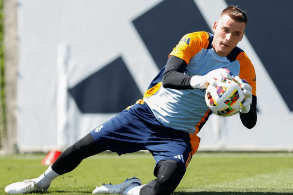 Andriy Lunin, entrenando este lunes, en Valdebebas.