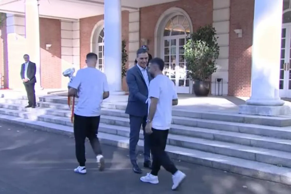 Dani Carvajal, en el saludo con Pedro Sánchez, este lunes, en Moncloa.