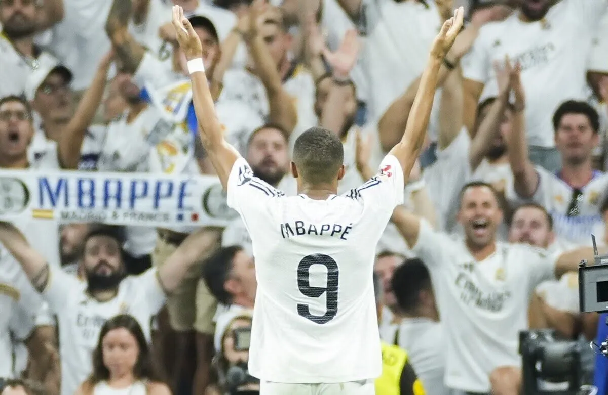 Mbappé marcó un doblete ante el Betis