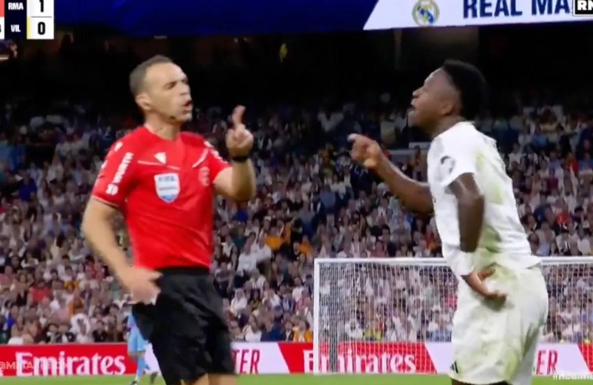 Vinicius, con el colegiado Cuadra Fernández.