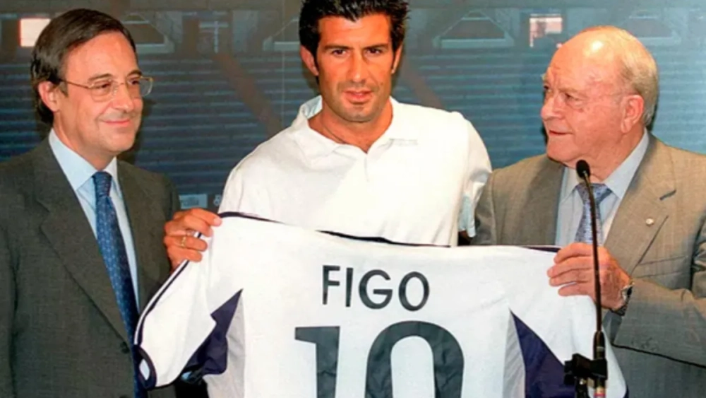 La presentación de Figo -en la imagen, junto a Florentino Pérez y Alfredo Di Stéfano- como madridista se produjo el 24 de julio del año 2000. La presentación de Figo -en la imagen, junto a Florentino Pérez y Alfredo Di Stéfano- como madridista se produjo el 24 de julio del año 2000.