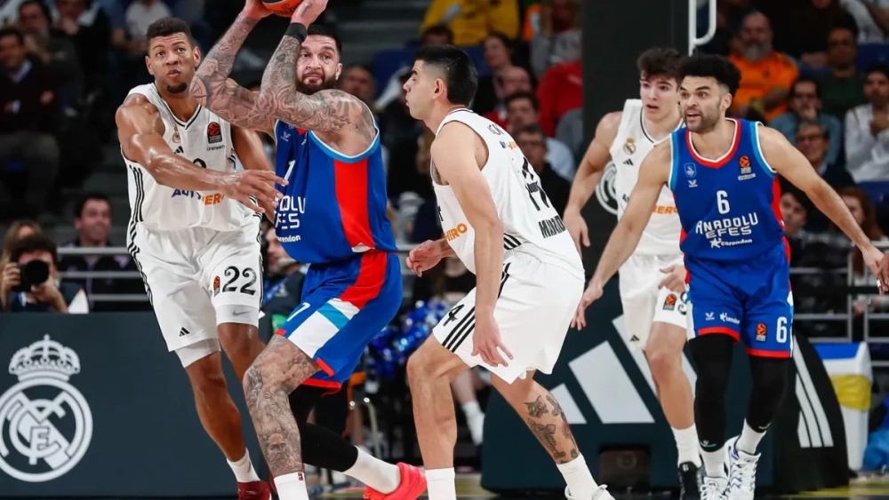 El Madrid pierde ante el Andaolu Efes, donde juega el ex madridista Vincent Poirier. El Madrid pierde ante el Andaolu Efes, donde juega el ex madridista Vincent Poirier.