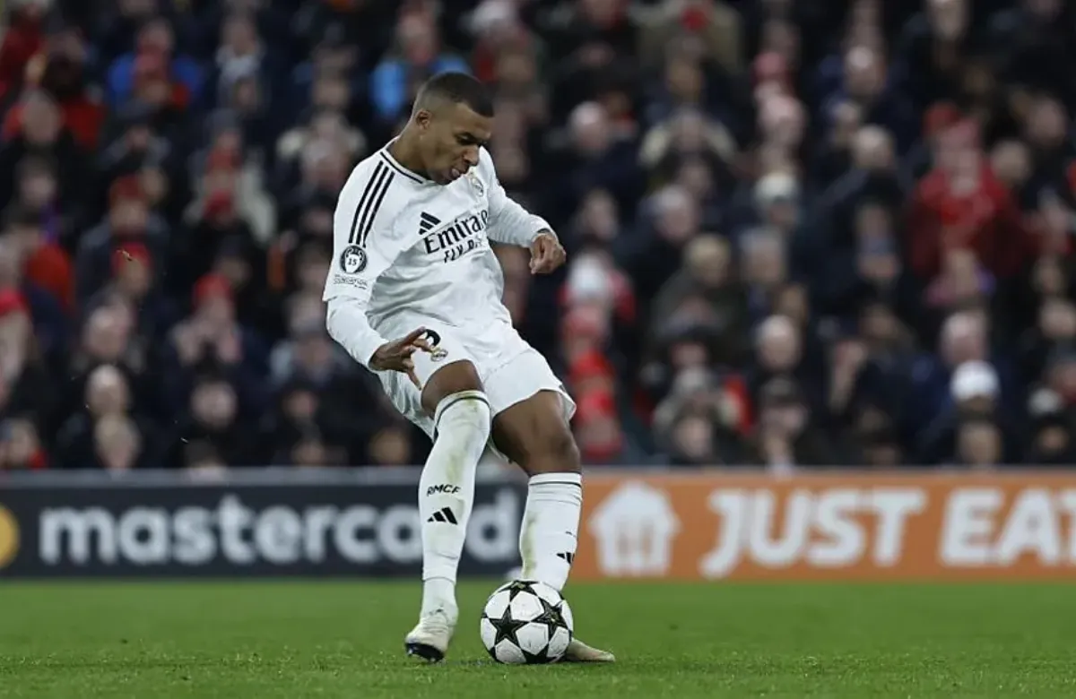 Kylian Mbappé, lanzando el penalti que falló ante el Liverpool.