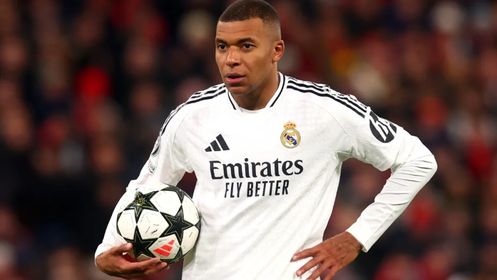 Kylian Mbappé antes de chutar el penalti en Anfield