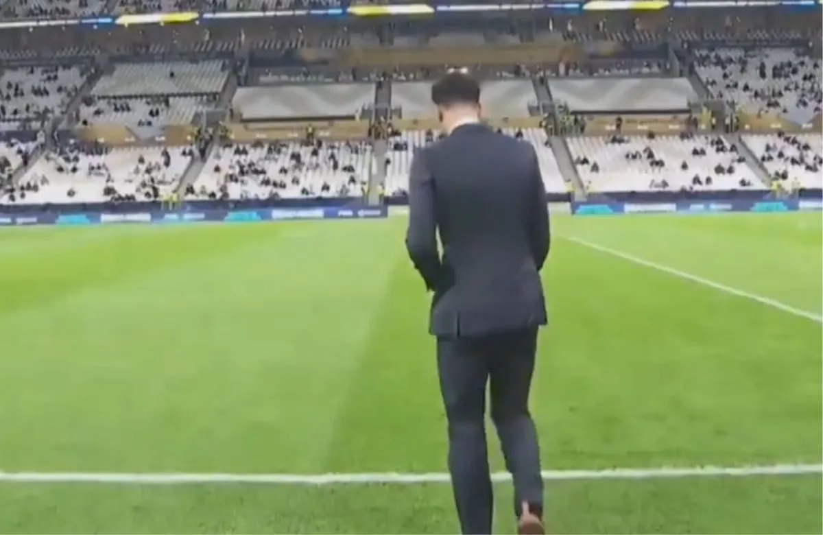 Jude Bellingham pisa el césped del estadio de Lusail una hora antes del partido