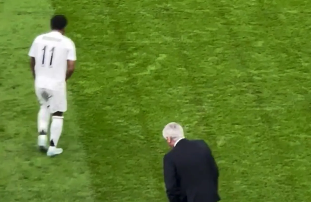 Carlo Ancelotti da indicaciones a Rodrygo Goes