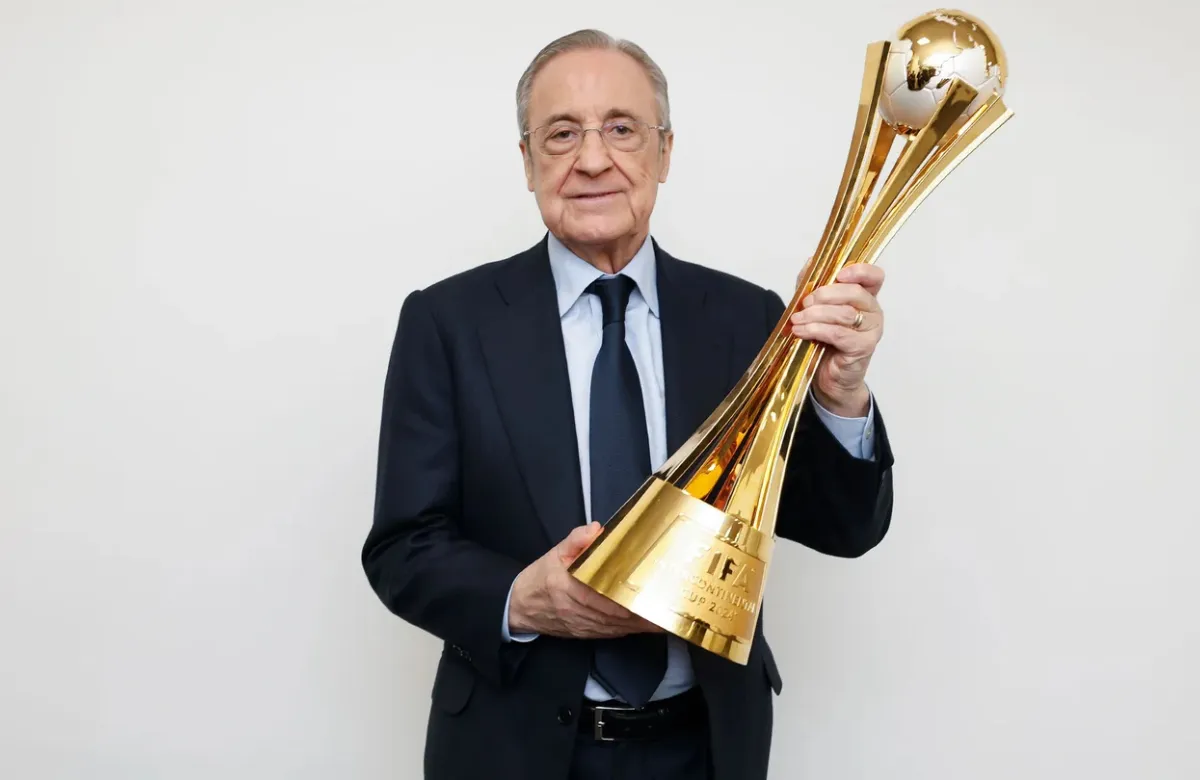 Florentino Pérez, con la Copa Intercontinental.