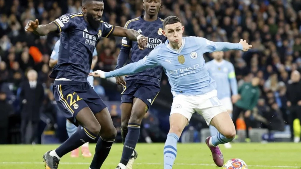 Antonio Rüdiger, defendiendo un balón ante Phil Foden, en el último enfrentamiento en Champions entre Real Madrid y Manchester City. Antonio Rüdiger, defendiendo un balón ante Phil Foden, en el último enfrentamiento en Champions entre Real Madrid y Manchester City.