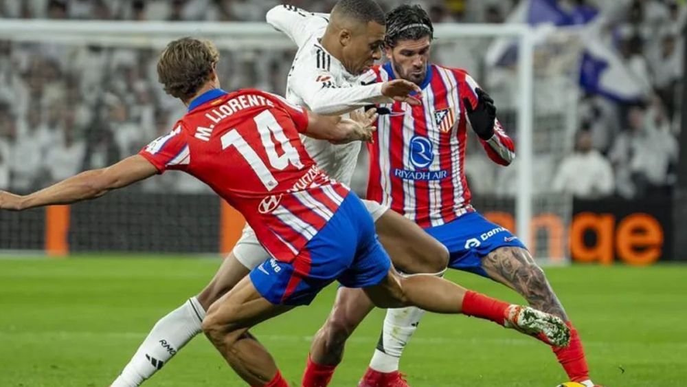 Kylian Mbappé, asediado por Marcos Llorente y Rodrigo De Paul.