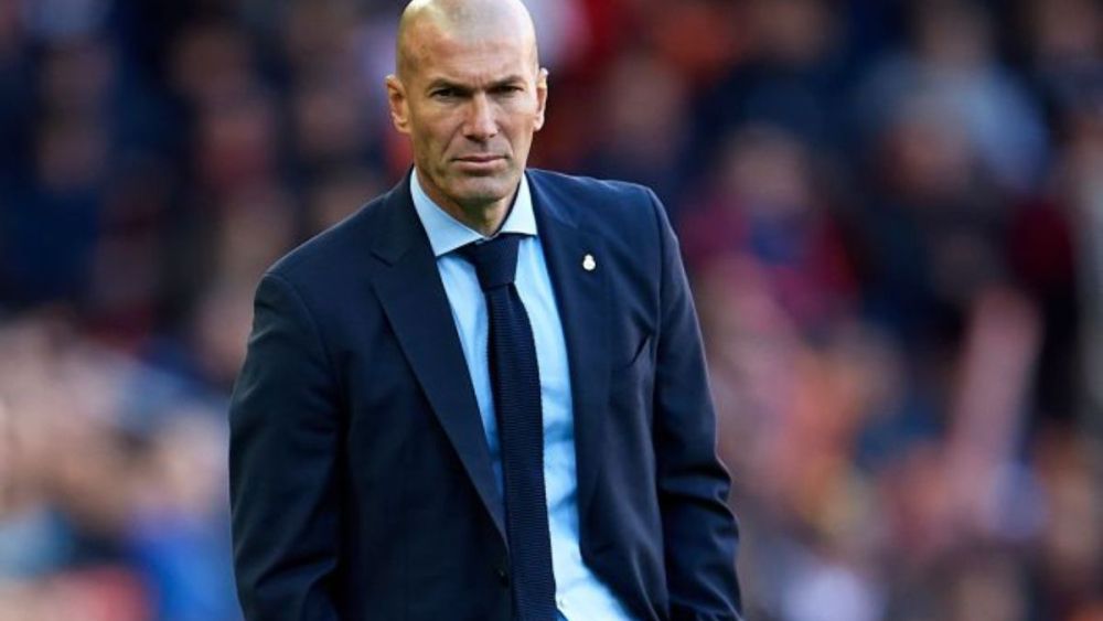 Zidane dirigiendo un partido como entrenador del Real Madrid