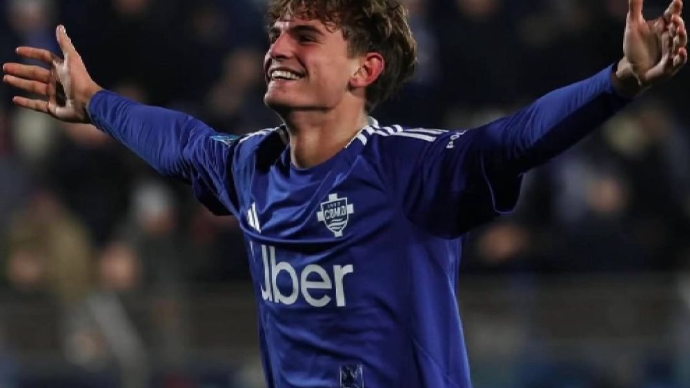 Nico Paz festejando un gol con el Como