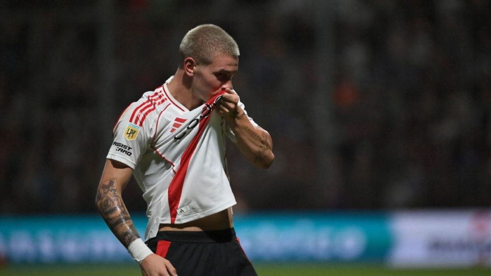 Franco Mastantuono besándose el escudo de River Plate