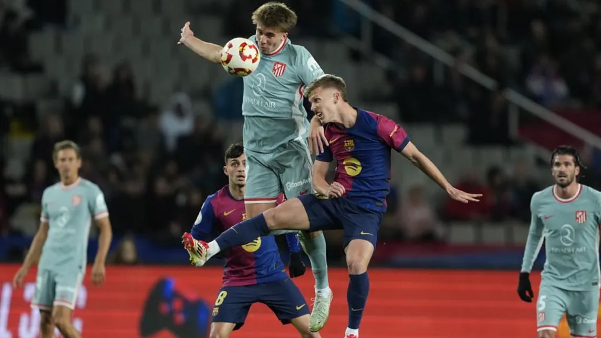Pablo Barrios saltando por un balón aéreo con Dani Olmo, en el Barcelona-Atlético de Madrid copero que se está jugando en Montjuic.