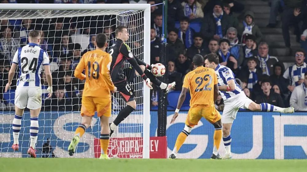 Andriy Lunin, realizándole una parada a Mikel Oyarzabal. Andriy Lunin, realizándole una parada a Mikel Oyarzabal.