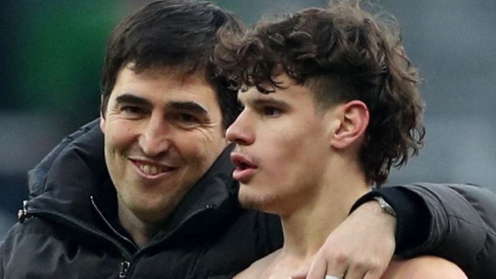 Andoni Iraola, abrazándose con Milos Kerkez, después de un partido del Bournemouth de esta temporada. Andoni Iraola, abrazándose con Milos Kerkez, después de un partido del Bournemouth de esta temporada.