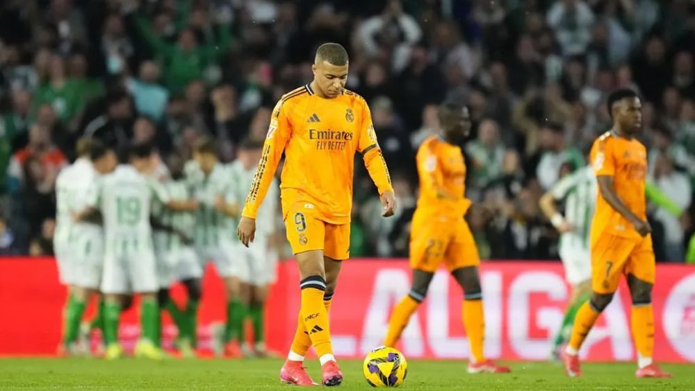 Kylian Mbappé, cabizbajo, tras el primer gol del Betis.