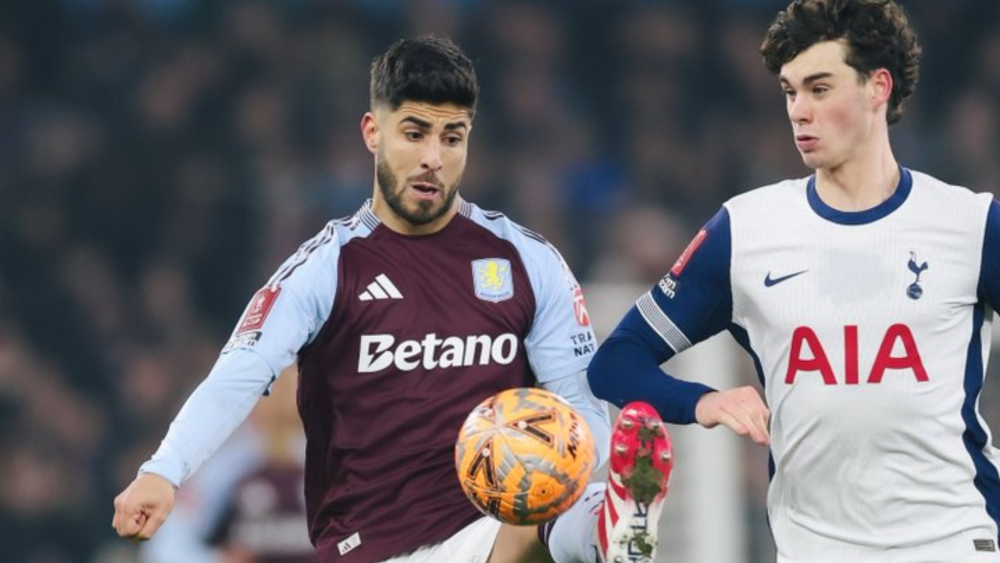 Marco Asensio pelea un balón contra un jugador del Tottenham Hotspurs Marco Asensio pelea un balón contra un jugador del Tottenham Hotspurs