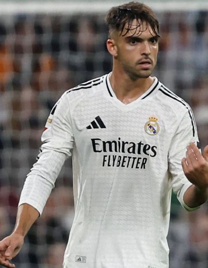 Raúl Asencio durante un partido con el Real Madrid.