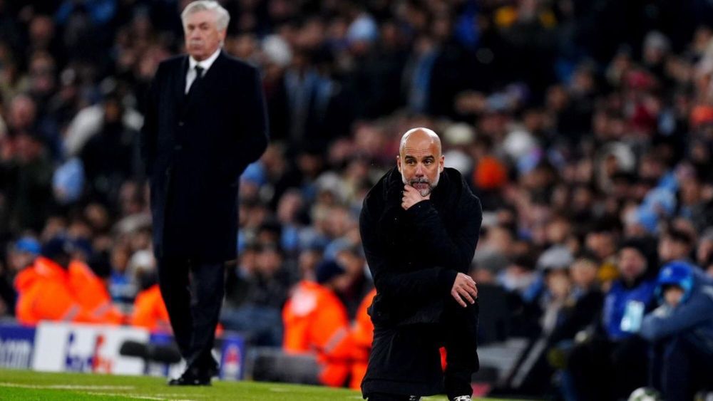 Pep Guardiola, con Carlo Ancelotti de fondo, en el último partido entre el Manchester City y el Real Madrid en el Etihad.