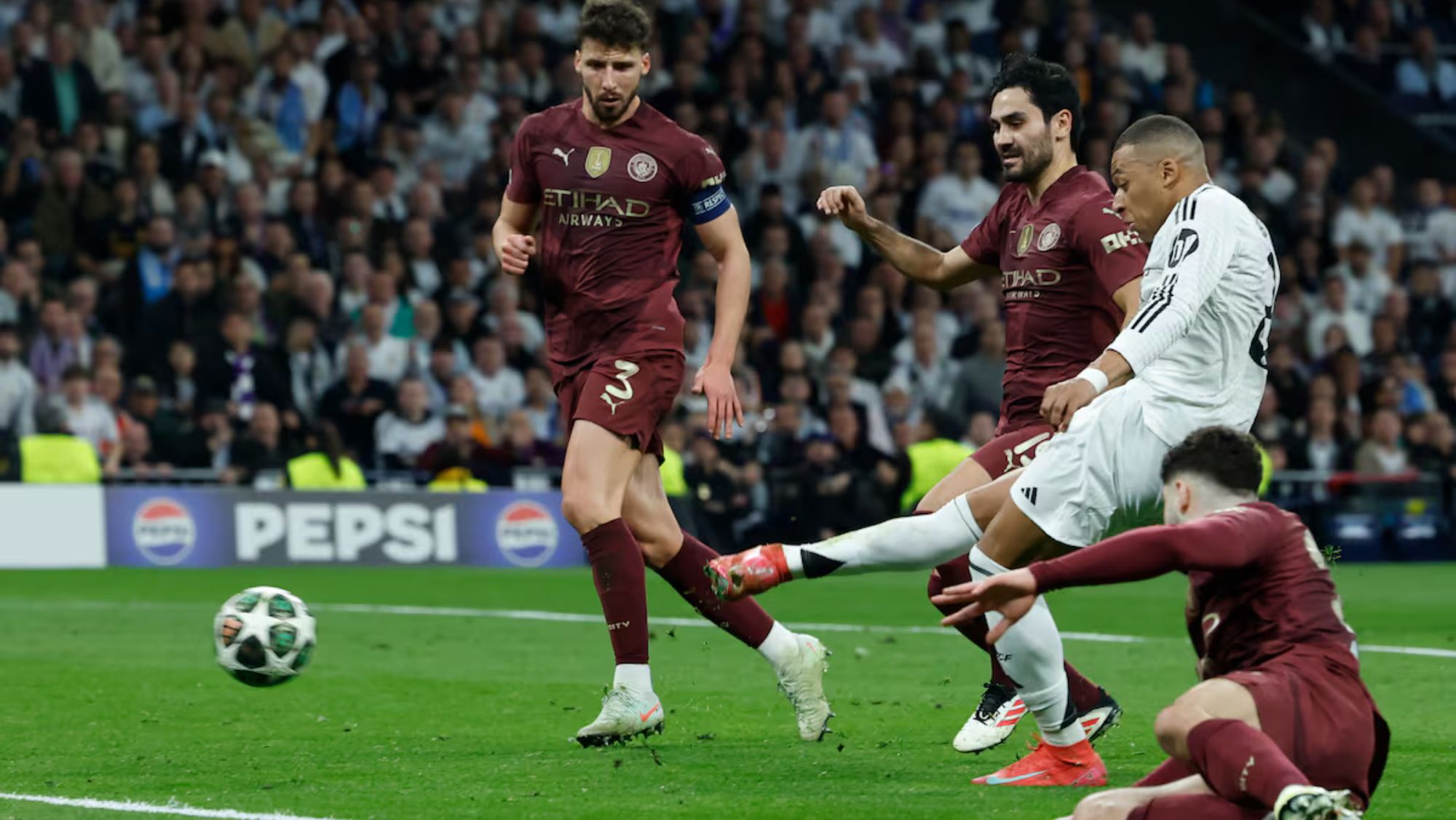 Kylian Mbappé, anotando su segundo de los tres goles que le marcó al Manchester City en el Santiago Bernabéu el pasado 19 de febrero.