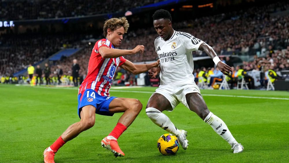 Vinicius Junior, controlando un balón ante Marcos Llorente, en el último derbi liguero en el Santiago Bernabéu.