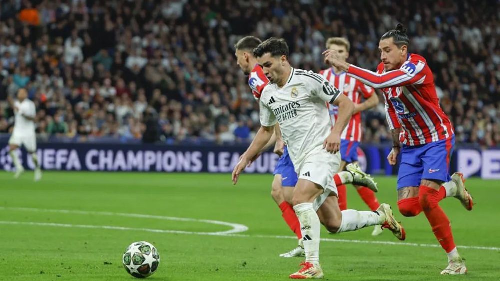 Brahim Díaz, ganando un duelo a la defensa del Atlético.
