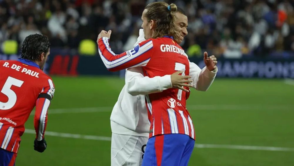 Kylian Mbappé y Antoine Griezmann, saludándose antes del inicio del partido. Kylian Mbappé y Antoine Griezmann, saludándose antes del inicio del partido.