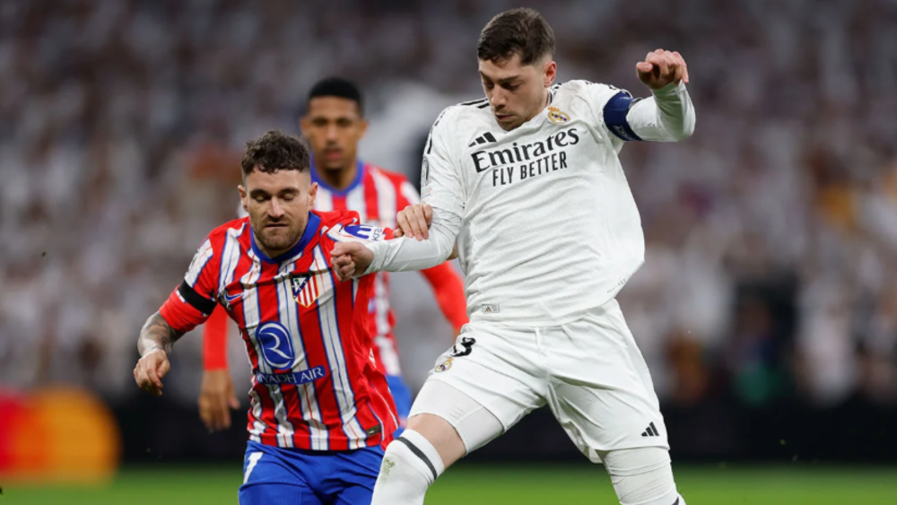 Fede Valverde durante el 'euroderbi' en el Santiago Bernabéu